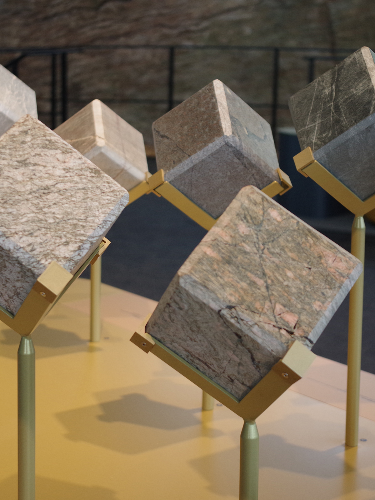 Panneaux et vitrines de l'exposition itinérante sur la géologie du Beaujolais