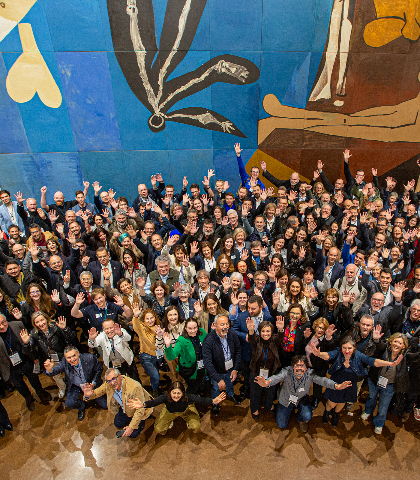 Falaises stratifiées d'un Géoparc européen avec des randonneurs